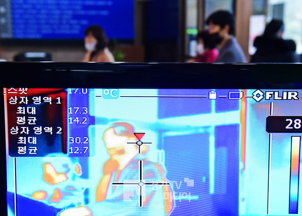 사진)수원시청 본청 입구에 설치된 열화상감지카메라 모니터.
