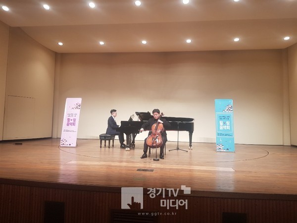 ‘코로나19 극복을 위한 군포 힐링 음악회’ 첼로와 피아노 연주