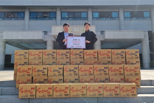 한국유통할인매장 군포점, 지역 취약계층 위해 라면 50박스 기부